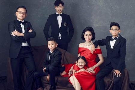 Hoa hậu Hà Kiều Anh chụp ảnh cùng gia đình nhân kỷ niệm 13 năm kết hôn