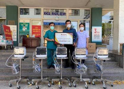 Johnathan Hạnh Nguyễn ủng hộ 1,4 tỷ đồng mua thiết bị y tế chống dịch Covid-19 tại Đà Nẵng