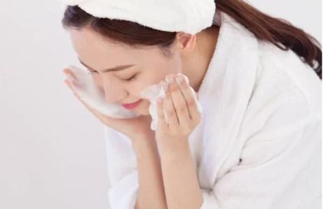 Bí kíp dưỡng ẩm ngay từ bước làm sạch da theo cách của người Nhật