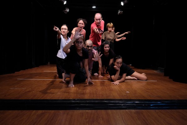 Ra mắt vở kịch 