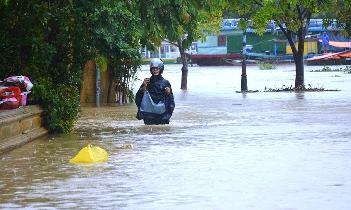 Dự báo thời tiết ngày 12/11/2020: Bão Vamco quần thảo Biển Đông, miền Trung hứng mưa to