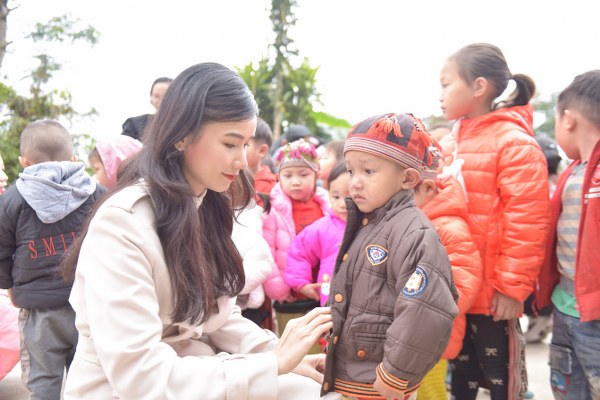 Họa sĩ Lương Giang và Megan Gallery tiếp tục mang áo ấm đến với trẻ em vùng cao
