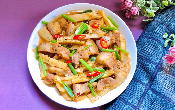 Thực đơn hàng ngày: Thịt kho măng nước dừa