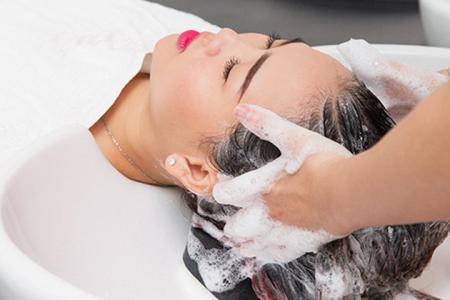 Bí quyết gội đầu từ nhân viên salon để tóc vừa suôn vừa mượt