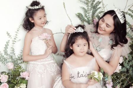 Hoa hậu Hương Giang hạnh phúc bên hai con gái