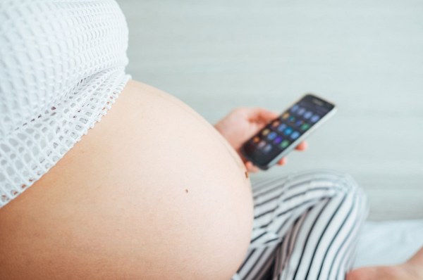 Điện thoại ảnh hưởng như thế nào với phụ nữ mang thai?