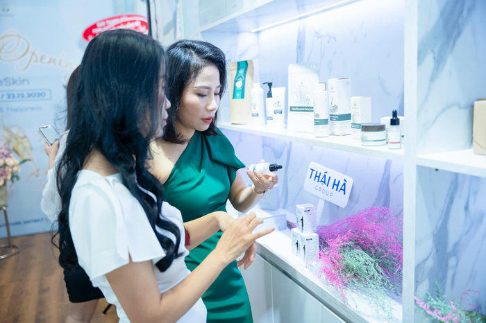 CEO Vũ Thanh Hà kiểm tra các sản phẩm được trưng bày tại Showroom Sheeskin.