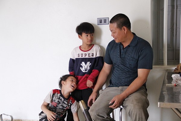 Hưng Yên: Ông bố đơn thân nuôi 8 người con
