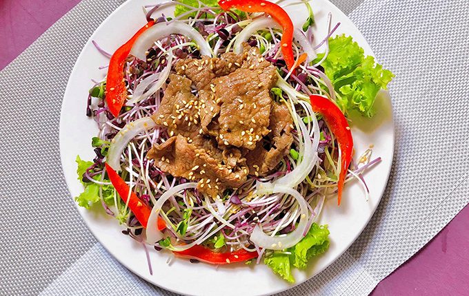 Thực đơn hàng ngày: Salad rau mầm thịt bò