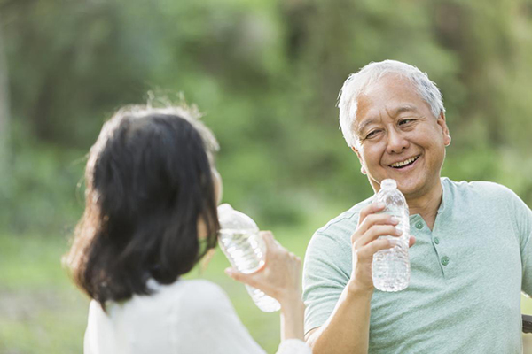 Học cách uống nước của người có tuổi thọ cao