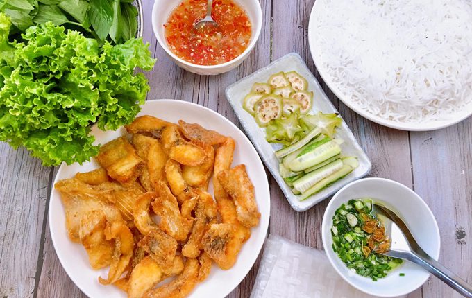 Thực đơn hàng ngày: Cá điêu hồng chiên giòn cuốn bánh tráng