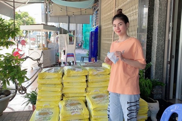 Diễn viên Kha Ly phát 100 bao gạo cho người dân