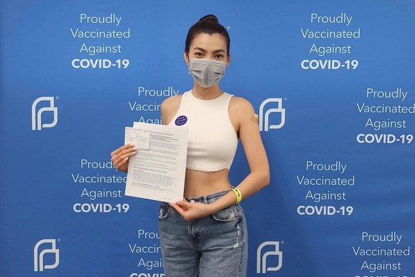 Sao Việt sang Mỹ tiêm vaccine Covid-19
