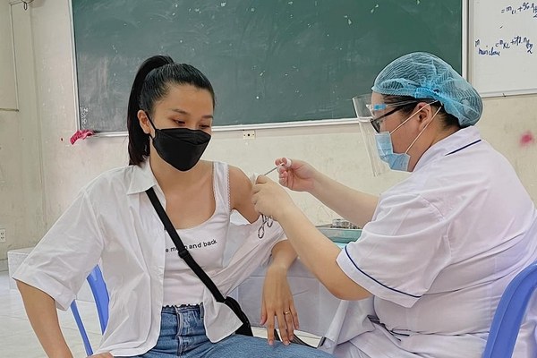 Sao Việt tiêm vaccine Covid-19