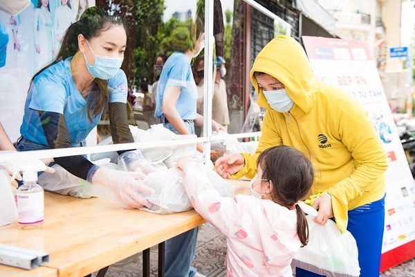 Dàn Hoa hậu, Á hậu chuẩn bị suất cơm tặng bà con nghèo