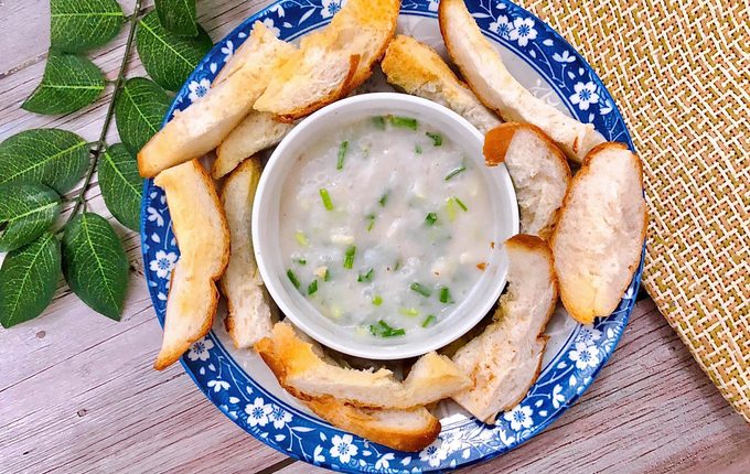 Thực đơn hàng ngày: Bánh mì nướng chấm cốt dừa hành