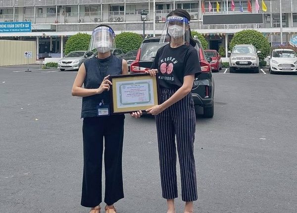 Á hậu Thùy Dung tặng máy thở oxy cho bệnh viện