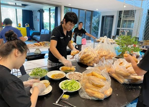 Vợ chồng Cường Đôla – Đàm Thu Trang gửi tặng bánh mì cho người dân