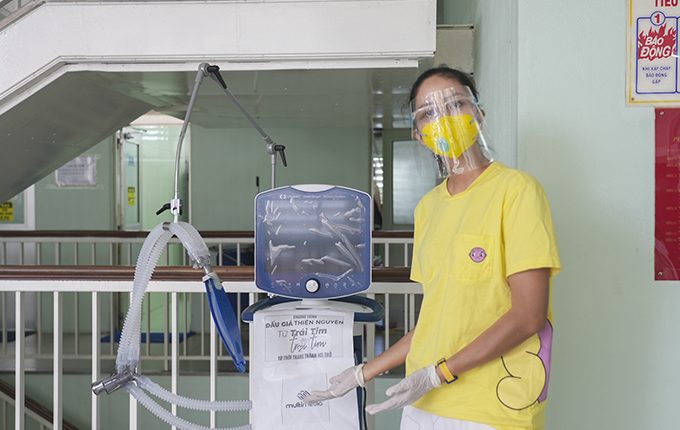 Hoa hậu H’Hen Niê đại diện Quỹ từ thiện tặng máy thở cho Bệnh viện Chợ Rẫy