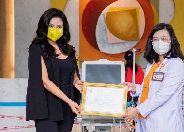 Vũ Thu Phương tặng máy thở cho Bệnh viện Hùng Vương