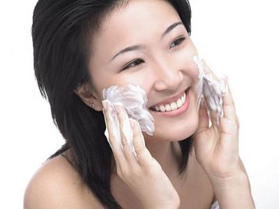 Cách rửa mặt giúp da dẻ trẻ đẹp, láng mịn