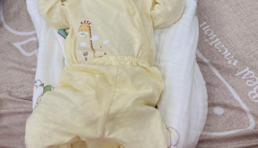 Trẻ sơ sinh thường xuyên vặn mình, rướn người khi ngủ vì sao?