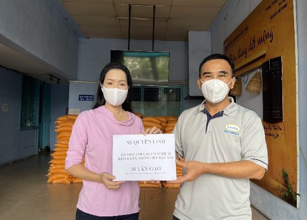 Quyền Linh hỗ trợ gạo cho Trịnh Kim Chi giúp đỡ các nghệ sĩ khó khăn