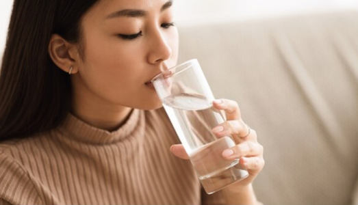 Thói quen uống nước dễ gây lão hóa hơn cả thức khuya