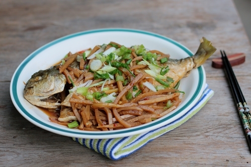 Thực đơn hàng ngày: Cá chim rim măng tươi