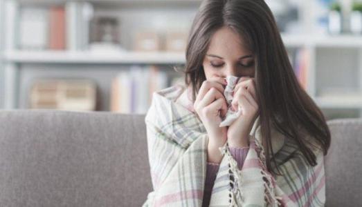 Đừng nhầm lẫn triệu chứng COVID-19 với cảm lạnh