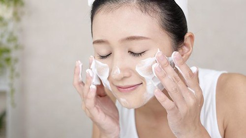Mẹo rửa mặt trong mùa lạnh giúp làn da của bạn không bị khô căng khi trời hanh khô