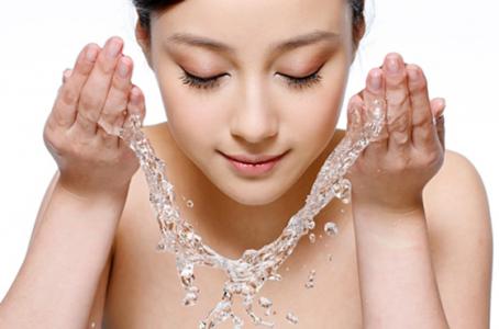 Mẹo rửa mặt trong mùa lạnh giúp làn da của bạn không bị khô căng