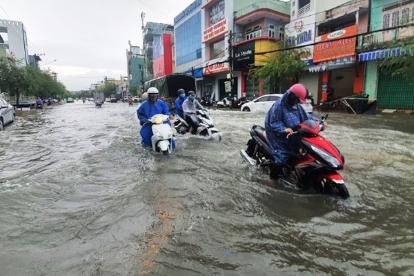 Dự báo thời tiết ngày 20/12/2021: Bão mạnh quần thảo Biển Đông, miền Trung mưa rất to