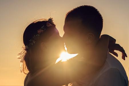 Bộ ba ‘hormone hạnh phúc’ từ những nụ hôn kích thích ‘chuyện ấy’, vì sao?
