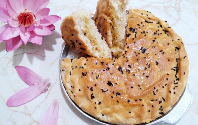 Thực đơn hàng ngày: Bánh mì nhân xốt bơ trứng chà bông