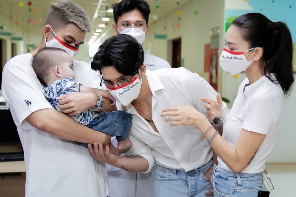 Ngô Thanh Vân, Huy Trần và Jun Phạm hỗ trợ chữa bệnh tim cho trẻ em