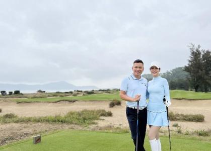 Jennifer Phạm và chồng chơi golf