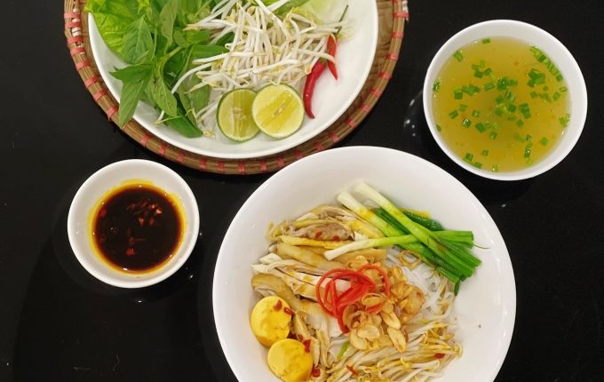 Thực đơn hàng ngày: Phở gà trộn