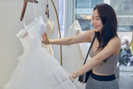Minh Hằng thử váy cưới của NTK Huy Trần