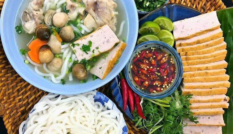 Thực đơn hàng ngày: Bánh canh móng giò heo