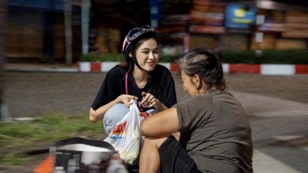 Hoa hậu Đỗ Thị Hà phát quà Trung thu cho những người nghèo tại Hà Nội