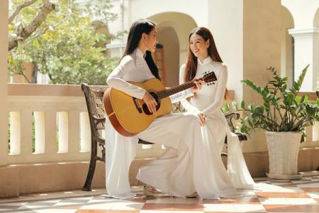 Hoa hậu Khánh Vân và Á hậu Phương Anh cùng sống lại những cảm xúc thời áo trắng