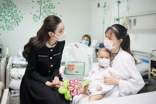 Hoa hậu Đỗ Thị Hà tặng quà Trung thu cho các bệnh nhi khó khăn