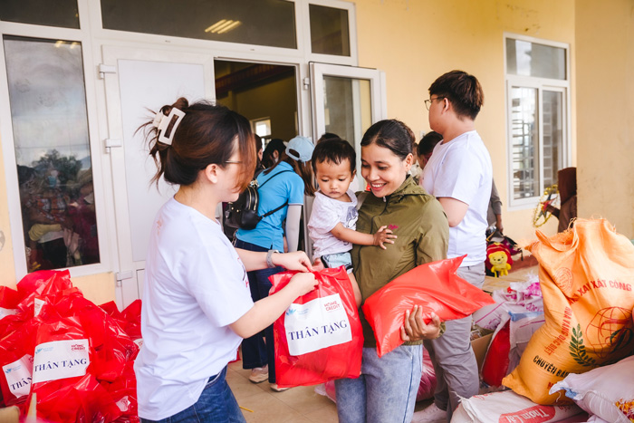 Những phần quà ý nghĩa dành tặng các em nhỏ tại huyện A Lưới.