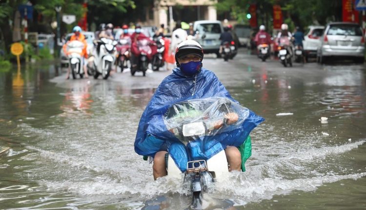 Dự báo thời tiết ngày 22/9/2022: Mưa giông trên cả nước, nguy cơ lốc sét và gió giật mạnh