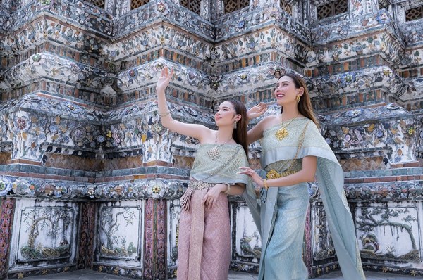 Bảo Hà thần thái kiêu sa trong trang phục truyền thống Thái Lan