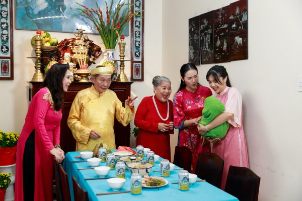 NSND Kim Xuân, NSƯT Lê Thiện gây bất ngờ với tạo hình mới lạ trong “Tết ngọt Tết thơm”