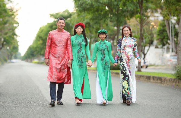 Gia đình Anh Thơ – Bình Minh diện áo dài đón xuân