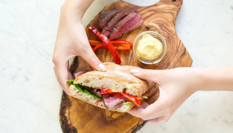 Thực đơn hàng ngày: Bánh mì kẹp bít tết