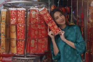 Hoa hậu Hòa bình Quốc tế 2021 Nguyễn Thúc Thùy Tiên diện áo dài truyền thống đón Tết